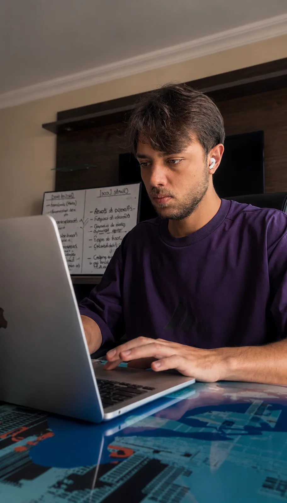 Luis Barrios gestionando campañas de Meta Ads desde su laptop